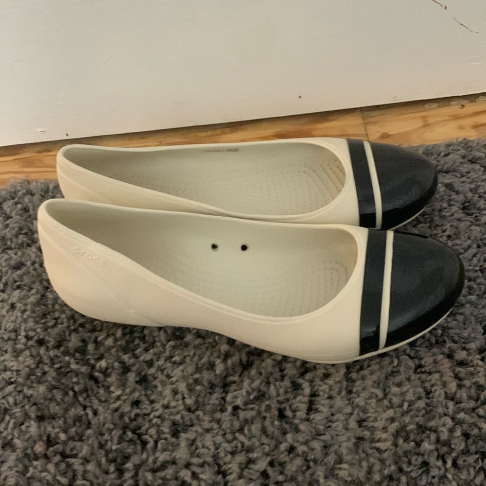 Crocs Women Sz 8 wide cream and Black 12300 Cap Toe Ballet Flats Casual Shoes